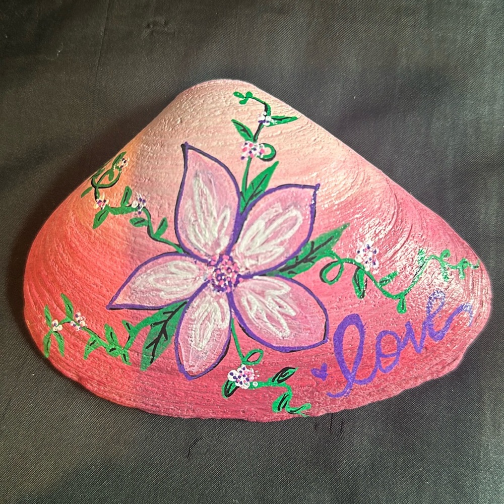 Hand painted Jersey Shore Shell in a fuchsia satin drawstring bag 💗
